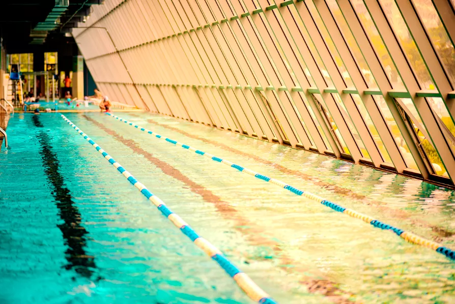 阳东成人混凝土钢结构游泳池项目